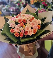 קופסת פסים עם ורדים אדומים קופסת פסים עם ורדים אדומים